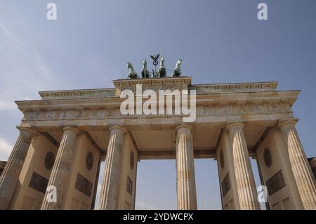 Frontalansicht des Brandenburger Tors unter klarem Himmel, Berlin, Deutschland, Europa Stockfoto