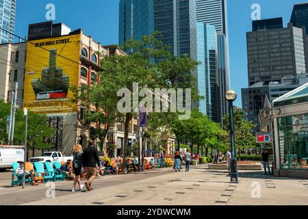 Toronto Ontario Canada Menschen laufen entlang der Geschäfte in der King Street Stockfoto