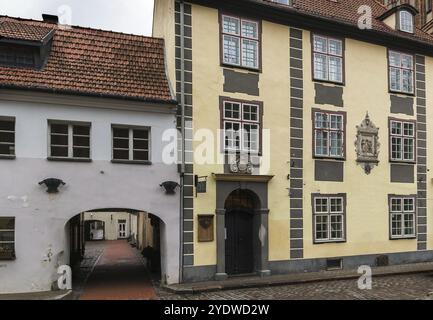 Straße mit den historischen Häusern in der Altstadt von Riga, Lettland, Europa Stockfoto