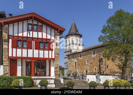 Die Kirche unserer Lieben Frau von der Himmelfahrt wurde im 13. Jahrhundert in Ainhoa, Frankreich, Europa erbaut Stockfoto