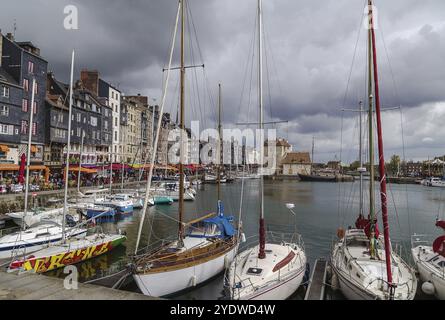 Blick auf den malerischen alten Hafen in Honfleur, Frankreich, Europa Stockfoto