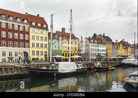 Nyhavn ist ein Wasser-, Kanal- und Unterhaltungsviertel aus dem 17. Jahrhundert in Kopenhagen, Dänemark, Europa Stockfoto