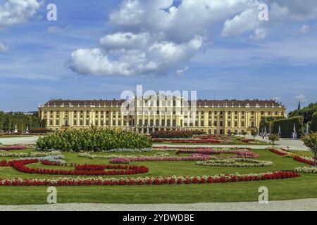 Schloss Schönbrunn ist eine ehemalige Sommerresidenz des Rokoko in Wien. Blick vom Garten Stockfoto