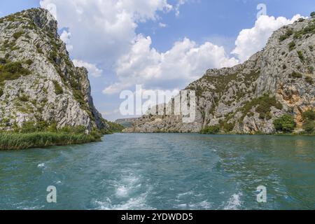 Felsen am Ufer des Flusses im Nationalpark Krka, Kroatien, Europa Stockfoto