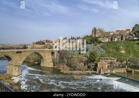 Panoramablick auf das Kloster San Juan de los Reyes (Kloster des Heiligen Johannes der Monarchen) mit Brücke über den Fluss Tejo, Toledo, Spanien, Europa Stockfoto