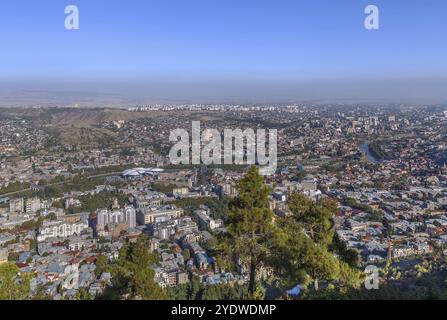 Panoramablick auf Tiflis vom Berg Mtatsminda, Georgien, Asien Stockfoto