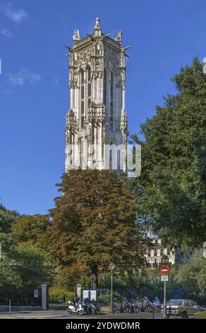 Der Saint-Jacques-Turm ist ein Monument in Paris, Frankreich. Dieser 52 Meter (171 ft) hohe, extravagante gotische Turm ist alles, was vom ehemaligen 16. Jahrhundert übrig geblieben ist Stockfoto