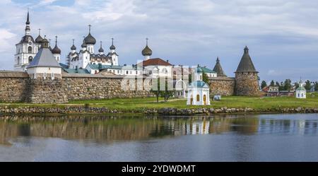 Das Solovetsky-Kloster ist ein befestigtes Kloster auf den Solovetsky-Inseln im Weißen Meer, Russland. Panoramablick vom Weißen Meer Stockfoto