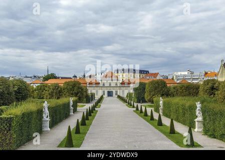 Das Gebäude des Unteren Belvedere wurde im Jahr 1716 in Wien fertiggestellt. Blick vom Garten Stockfoto