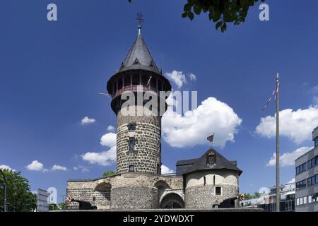 Die Ulrepforte, ein erhaltener Teil der mittelalterlichen Stadtmauer im südlichen Kölner Stadtzentrum Stockfoto