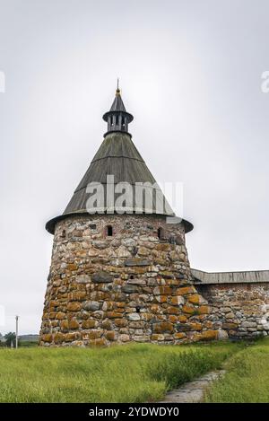 Das Solovetsky-Kloster ist ein befestigtes Kloster auf den Solovetsky-Inseln im Weißen Meer, Russland. Turm und Mauer Stockfoto