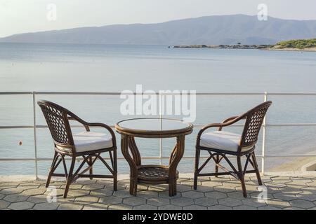 Tisch und Stühle zum Ausruhen mit Blick auf das Meer Stockfoto