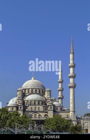 Die Yeni Cami, was neue Moschee bedeutet, ist eine osmanische Kaisermoschee in Istanbul, Türkei. Es liegt am Goldenen Horn, am südlichen Ende von Stockfoto