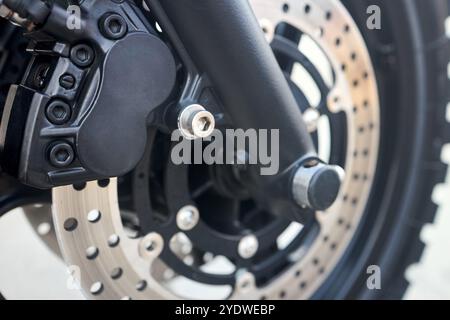 Vorderradbremsen Fahrradaufzeichnung. Radial montiertes Vorderrad, Motorrad mit schwimmender Doppelscheibenbremse und ABS-System mit Copyspace. Stockfoto