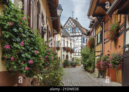 Malerische historische Straße in Eguisheim, Elsass, Frankreich, Europa Stockfoto