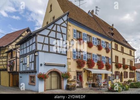 Malerische historische Straße in Eguisheim, Elsass, Frankreich, Europa Stockfoto