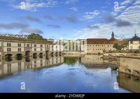 Die Barrage Vauban, oder Vauban Dam, ist eine Brücke, Wehr und defensive Arbeit errichtet im 17. Jahrhundert auf der Ill in der Stadt Straßburg in Fran Stockfoto