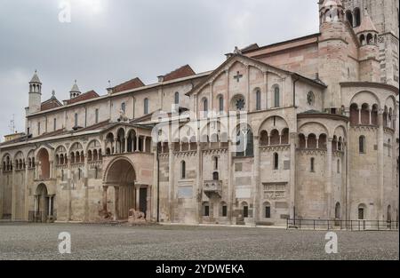 Die Kathedrale von Modena ist eine römisch-katholische romanische Kirche in Modena. 1184 eingeweiht, ist es ein bedeutendes romanisches Gebäude in Europa und ein W Stockfoto