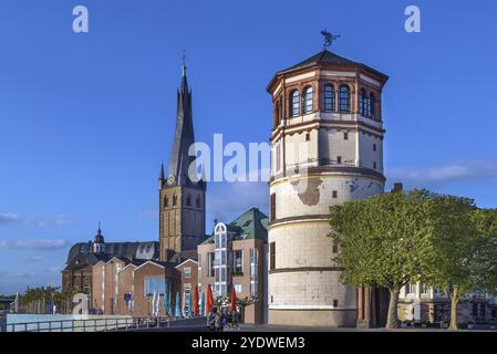 Blick auf die Altstadt von Düsseldorf mit dem alten Schlossturm und der Kirche St. Lambertus, Deutschland, Europa Stockfoto