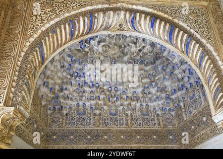 Gebogene Nische mit einer Schnitzerei auf einem Stein im Alhambra-Palast, Granada Stockfoto