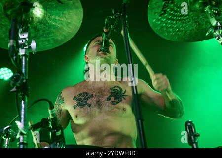 Glasgow, Großbritannien. Oktober 2024. Isaac Holman sah live auf der Bühne im Barrowland Ballroom. Die englische Rockband Soft Play (ehemals Slaves) kehrt in den weltberühmten Barrowland Ballroom in Glasgow, Schottland, zurück. (Foto: Stuart Westwood/SOPA Images/SIPA USA) Credit: SIPA USA/Alamy Live News Stockfoto