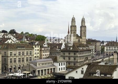 Die Großmunster ist eine evangelische Kirche im Stil der Romanik in Zürich, Schweiz. Sie ist eine der drei großen Kirchen der Stadt Stockfoto