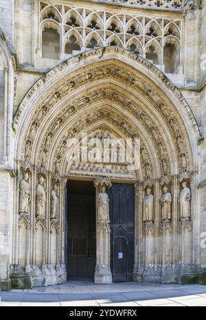 Die Kathedrale Saint Andrew, auch bekannt als Kathedrale von Bordeaux, ist eine römisch-katholische Kirche in Bordeaux, Frankreich. Portal Stockfoto
