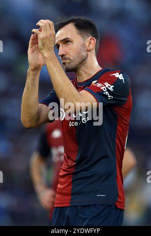 Rom, Italien. Oktober 2024. Milan Badelj von Genua begrüßt seine Fans am Ende des italienischen Meisterschaftsspiels Serie A zwischen SS Lazio und Stockfoto
