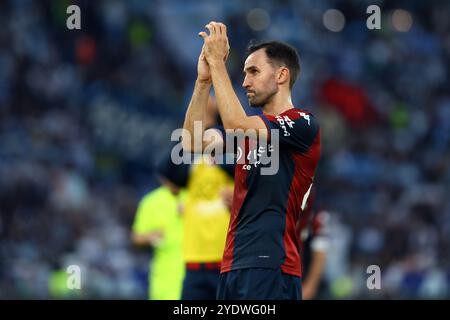 Rom, Italien. Oktober 2024. Milan Badelj von Genua begrüßt seine Fans am Ende des italienischen Meisterschaftsspiels Serie A zwischen SS Lazio und Stockfoto