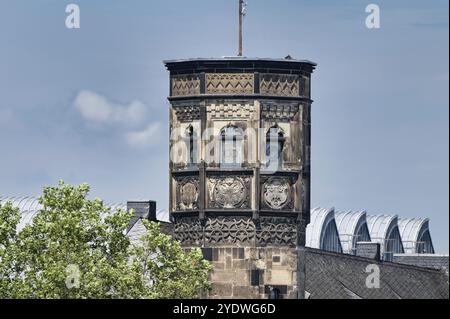 Der historische Treppenturm des Kölner Stapelhauses am Rheinufer, der einzige erhaltene Teil des einst prächtigen Gebäudes aus der Mittela Stockfoto