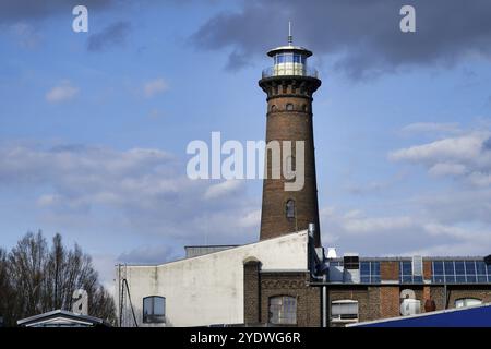 Wahrzeichen des Kölner Ehrenfeldes, der historische Leuchtturm Helios und die Rheinlandhalle Stockfoto