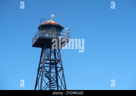 Eine Landschaftsorientierung des Wachturms oder des Wachturms des Gefängnisses auf der Insel Alcatraz, San Francisco. Isoliert vor einem hellblauen Himmel. Stockfoto