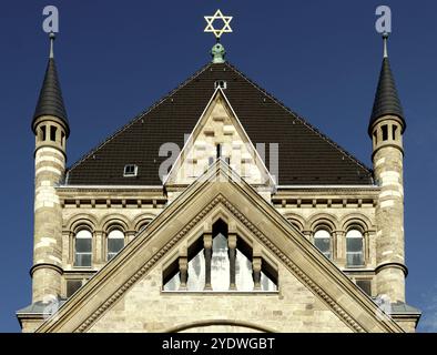 Die Kölner Synagoge im neoromanischen Stil vor blauem Himmel Stockfoto