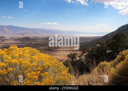 Ein atemberaubender Blick auf die Landschaft von der Fahrt nach Mount Whitney, Kalifornien mit Blick auf das Owens Valley und die Mojave-Wüste. Stockfoto