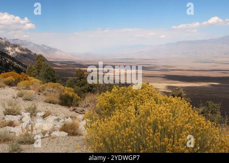 Ein atemberaubender Blick auf die Landschaft östlich von der Fahrt nach Mount Whitney, Kalifornien, mit Blick auf das Owens Valley und die Mojave-Wüste. Stockfoto