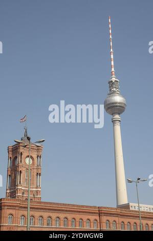 Der Fernsehturm erhebt sich neben dem Roten Rathaus in Berlin, Deutschland, Europa Stockfoto