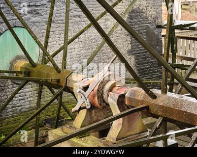 Die Wasserachse der einzigartigen niederländischen Mühle namens „de Kilsdonkse Molen“ ist eine sogenannte „Watervluchtmolen“, eine kombinierte Wasser- und windbetriebene Mühle in Heeswijk-D Stockfoto