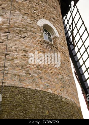 Mauerwerk der einzigartigen niederländischen Mühle namens „de Kilsdonkse Molen“ ist eine sogenannte „Watervluchtmolen“, eine kombinierte Wasser- und Windmühle in Heeswijk- Stockfoto