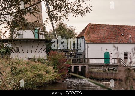 Die einzigartige niederländische Mühle namens „de Kilsdonkse Molen“ ist eine sogenannte „Watervluchtmolen“, eine kombinierte Wasser- und windbetriebene Mühle in Heeswijk-Dinther. Es war Re Stockfoto