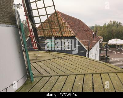 Szene aus dem Gerüst der einzigartigen niederländischen Mühle namens „de Kilsdonkse Molen“, einer kombinierten Wasser- und windbetriebenen Mühle in Heeswijk-Dinther. Es waren Rekonstruktionen Stockfoto