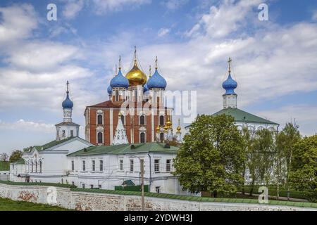 Blick auf den Kreml von Ryazan mit der Kathedrale von Himmelfahrt von den Stadtmauern, Russland, Europa Stockfoto