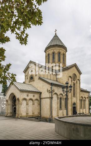 Die Kaschveti-Kirche St. Georg ist eine georgisch-orthodoxe Kirche in Zentral-Tiflis an der Rustaweli Avenue in Georgien, Asien Stockfoto