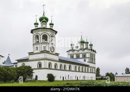 Kloster St. Nikolaus im Dorf Wjashishchi in der Nähe von Weliky Nowgorod, Russland. Kirche St. Ioann, die göttliche und Turmglocke Stockfoto