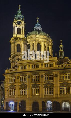 Die Nikolaikirche ist eine Barockkirche in der Kleinstadt Prag. Sie wurde zwischen 1704 und 1755 erbaut. Abends Stockfoto