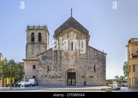 Sant Pere de Besalu ist ein Benediktinerkloster in Besalu, Katalonien. Das Gebäude wurde 1160 renoviert Stockfoto