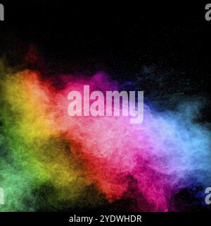 Abstrakte mehrfarbige Pulverexplosion auf schwarzem Hintergrund. Freeze-Bewegung von bunten Staubpartikeln Spritzen. Lackiertes Holi Stockfoto
