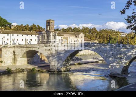 Die Pons Cestius (Ponte Cestio) ist eine römische Steinbrücke in Rom, Italien, die den Tiber westlich der Tiberinsel überspannt Stockfoto