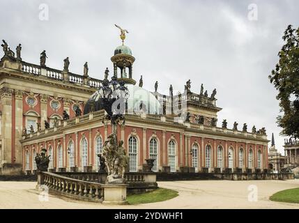 Das neue Schloss ist ein Schloss im königlichen Park Sanssouci in Potsdam. Der Bau wurde 1763 unter Friedrich dem Großen begonnen und wurde komp Stockfoto