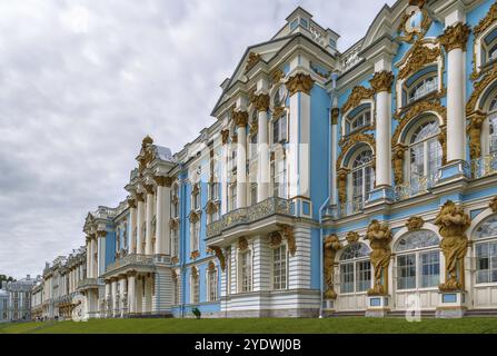 Der Katharinenpalast ist ein Rokoko-Palast in der Stadt Zarskoje Selo (Puschkin), 30 km südlich von St. Petersburg, Russland, Europa Stockfoto