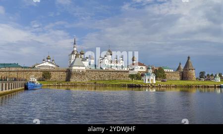 Das Solovetsky-Kloster ist ein befestigtes Kloster auf den Solovetsky-Inseln im Weißen Meer, Russland. Panoramablick vom Weißen Meer Stockfoto